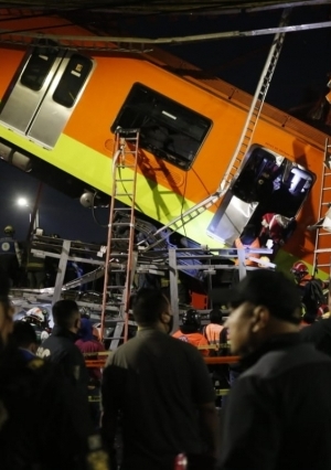 مقتل 13 شخصا جراء انهيار جسر بالتزامن مع مرور قطار فوقه في العاصمة المكسيكية