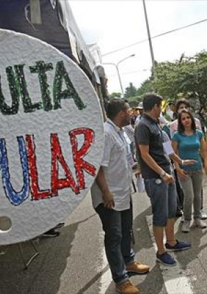 مشاركة كثيفة في الاستفتاء ضد الرئيس مادورو