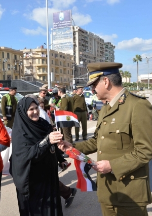 مديرة أمن الدقهلية تحتفل بعيد الشرطة بتوزيع الورود وعلم مصر على المواطنين