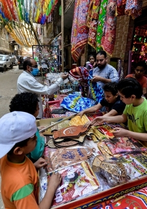 فرحة الأطفال بالفوانيس وتعليق زينة رمضان في الشوارع