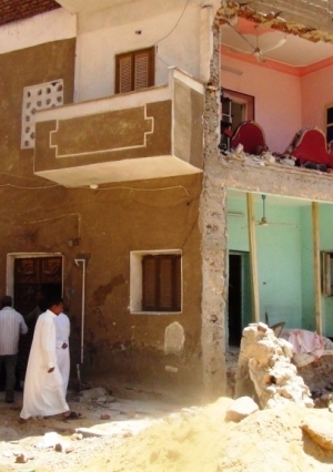 إخلاء المنزل المنهار بـ"السلطان أبوالعلا" في أسوان