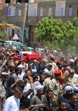 الالاف من أهالي المحروسة بقنا يشيعون جثمان شهيد القوات المسلحة في سيناء