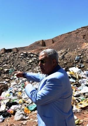 إحالة مدير المحطة الوسيطة للقمامة بأسوان للتحقيق بعد حرق المخلفات في الطرق
