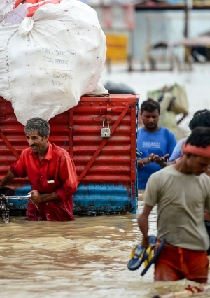 ارتفاع منسوب المياه في نهري الجانج ويامونا في الهند إثر الأمطار الموسمية