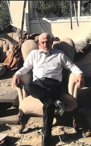 يحيى السنوار يجلس على أنقاض مكتبه بعد غارة إسرائيلية عام 2021