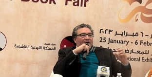 الكاتب هاني شمس يتحث خلال الندوة