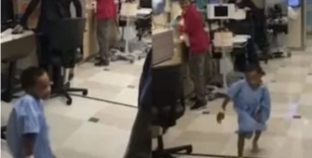 طفل يرقص قبل دخول العمليات بدقائق