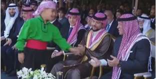 الطفل الأردني يقدم الورقة للملك