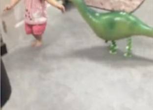 بالفيديو والصور| طفلة تايوانية تبكي بسبب مطاردة ديناصور لها