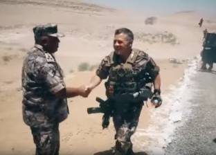 بالفيديو| ملك الأردن يطلق النار من مدفع رشاش داخل مدرعة