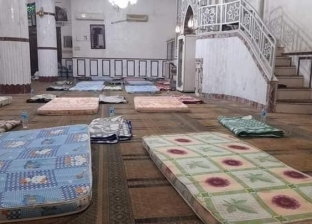 «مسجد النصر» فتح أبوابه لأسر مصابي قطار سوهاج.. أكل ونوم بالمجان