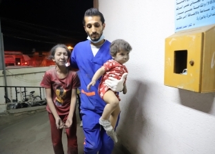 طبيب فلسطيني يتفاجأ بابنيه بين المصابين بالمستشفى: انهرت ولم أستطع علاجهما
