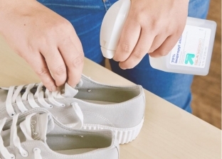 أبيض أو لون آخر.. حيل للحفاظ على الحذاء من المطر: خليه ضد الماء