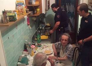 بالصور| الشرطة تطهي "باستا" لـ"مسنين" شعرا بالوحدة