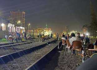 صور مقهى على قضبان السكة الحديد بكفر الشيخ تثير الجدل.. والمحافظة تتدخل