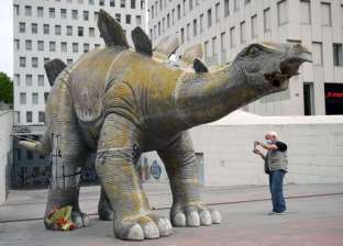 بلاغ بانبعاث رائحة غريبة من تمثال ديناصور.. والشرطة تكشف مفاجأة