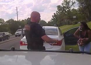 بالفيديو| شرطي ينقذ حياة رضيع من الاختناق داخل سيارة
