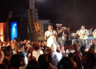 صور.. عمرو دياب يبدأ حفله في الجونة بأغنية "الليلة" ويشكر "آل ساويرس"