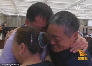 صور.. أب وأم يعثران على ابنهما بعد 38 عاما من اختطافه في الصين