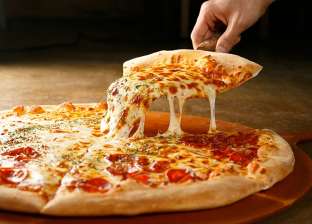 لماذا تصنع البيتزا في شكل دائري وتوضع بعلبة مربعة وتقطع على شكل مثلث؟