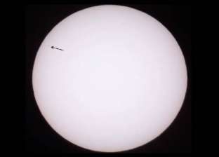 فيديو وصور.. لحظة عبور كوكب عطارد أمام الشمس في مصر