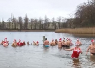 بالفيديو| احتفالا بـ"الكريسماس".. سكان برلين يسبحون في بحيرة باردة