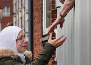 صورة هزت العالم.. لاجئة سورية تودع جارتها الدنماركية بالدموع بعد إجبارها على الرحيل