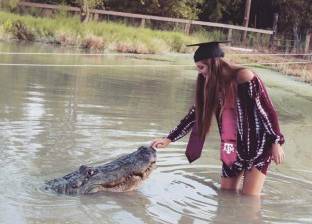 بالصور| طالبة تحتفل بتخرجها مع تمساح طوله 13 قدما: صديقي المفضل