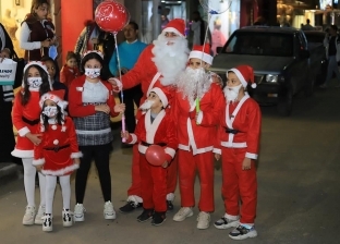 هدايا رأس السنة بالأقصر: «بابا نويل» يحارب كورونا بكمامات وأدوات تعقيم