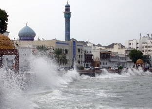 إعصار شاهين يقترب من الإمارات.. وعُمان توقف الرحلات الجوية (فيديو)