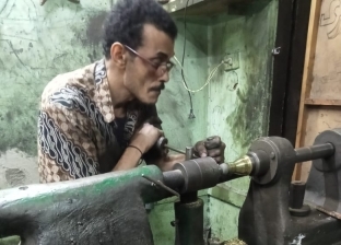 «عادل» 25 سنة في صناعة «كنكة» القهوة بالقاهرة: «بنسى نفسي وأنا بشتغل»
