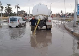 الدفع بسيارات لشفط مياه الأمطار من شوارع العريش