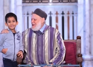 موقف طريف بين علي جمعة وطفل داخل المسجد.. خطف الكاميرا بخفة دمه (فيديو)