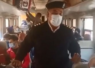 فيديو.. عميد شرطة ينبه المواطنين في قطار الإسماعيلية بأهمية الكمامات