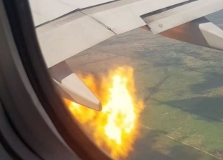 فيديو| لقطات تحبس الأنفاس.. مسافر يوثق لحظة اشتعال محرك طائرته في الجو