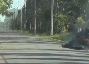 بالفيديو| لحظة التهام حمم بركانية سيارة بأكملها