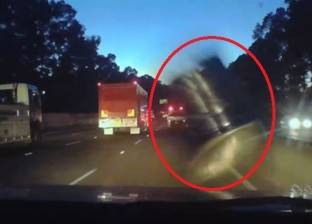 بالفيديو| عبوة طائرة على طريق سريع تلحق أضرارا جسيمة بإحدى السيارات