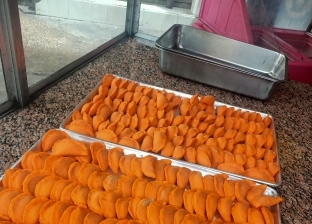 القطايف الملونة تلحق بسباق حلويات رمضان في دمياط