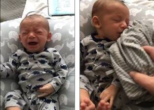 بالفيديو| طفل يكف عن البكاء بعد شم رائحة ملابس والدته