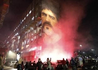 الحزن يخيم على نابولي في وداع مارادونا: دموع وشموع أمام جدارية عملاقة