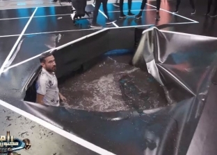 فيديو.. علي معلول يسقط في حفرة مياه ببرنامج "رامز مجنون رسمي"