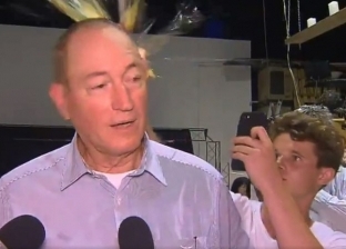 شاب يكسر بيضة على رأس نائب أسترالي بسبب تصريحاته عن حادث نيوزيلندا
