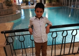 بالصور| "يوسف" طفل يعشق عمرو دياب ويدندن أغانيه: "عايز أطلع لاعب كورة"