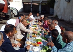 رئيس مدينة سفاجا يشارك الموظفين وعمال النظافة مائدة إفطار جماعي (صور)