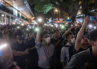 آلاف المتظاهرين يتحدون سلطات هونج كونج.. والشرطة ترد بالغاز المسيل
