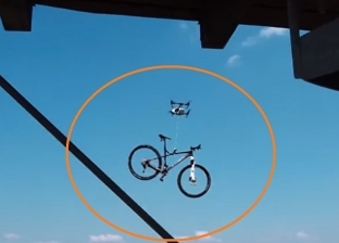 بالفيديو| طائرة دون طيار تسرق دراجة من رياضي