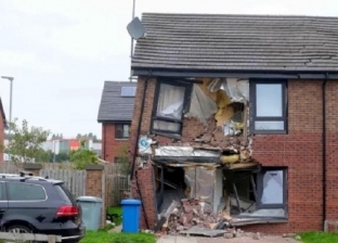 مشهد مرعب.. أطفال في بريطانيا يقفزون من النافذة بعد اصطدام شاحنة بمنزلهم