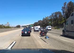 بالفيديو| قائد دراجة نارية ينجو بأعجوبة من الموت بعد حادث مروري