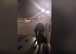 بالفيديو| رجل نفد صبره من الانتظار فقرر القفز من الطائرة