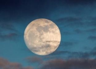 شكل القمر في السماء يثير جدلا.. هل صومنا يوم زيادة في رمضان؟